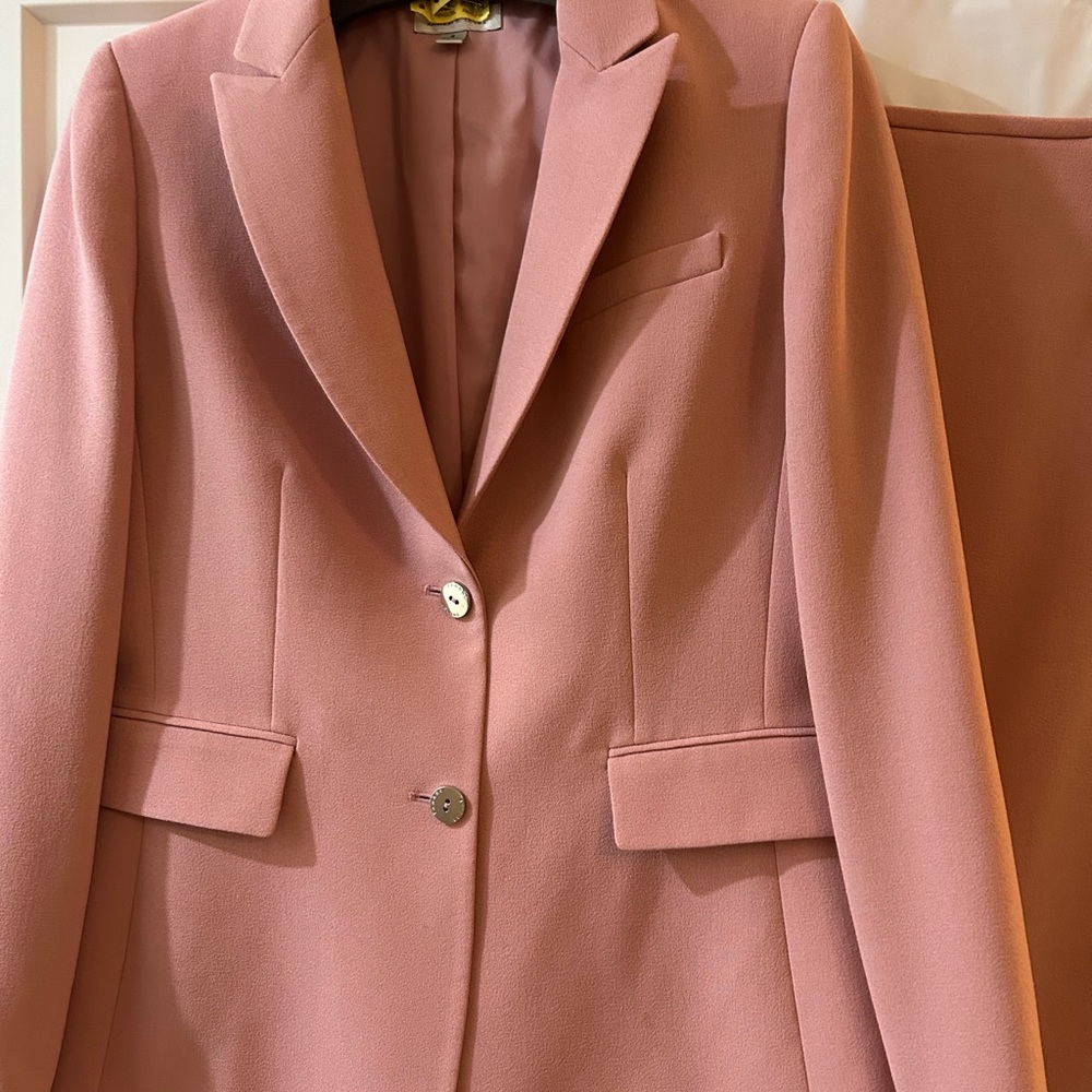 Elegant Pink Women's Skirt Suit